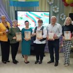 Соцработники сегодня отмечают праздник свой. Каждый ценный там сотрудник. Каждый труженик - герой!